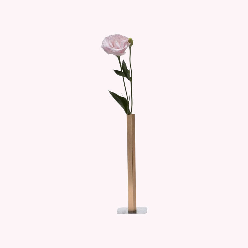 Magnetic table vase